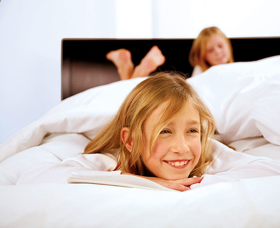 dormiente kinder auf dem bett