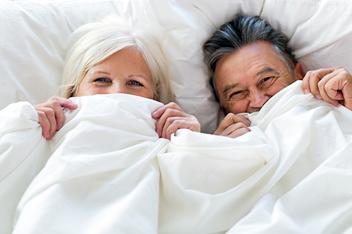 älteres Paar unter der Decke