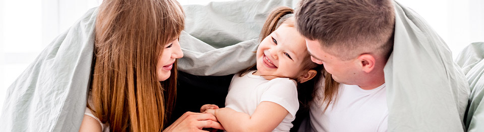 Familie unter einer Decke 