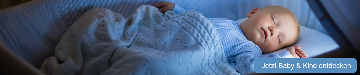 schlafendes Baby mit Decke zugedeckt