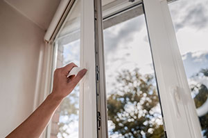 Hand öftnet ein Fenster