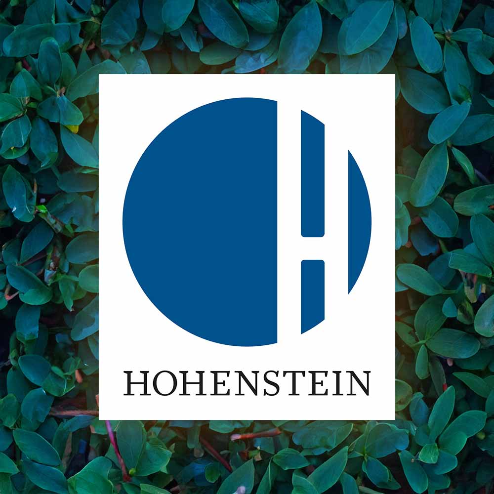 Hohenstein Logo auf grünem Hintergrund
